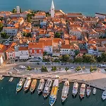 Beautiful Lakora With Pool In Porec Vila