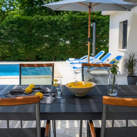 Villa Beautiful Lakora With Pool In Porec