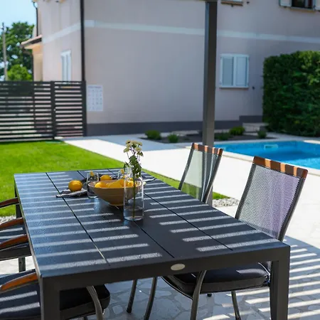 Beautiful Lakora With Pool In Porec Villa Kirmenjak