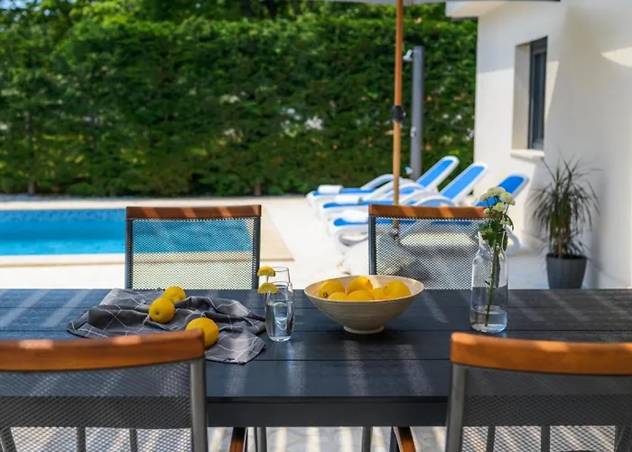 Beautiful Lakora With Pool In Porec Vila *